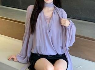 更新：小姑娘在www.17吃瓜悠闲吃瓜，结果…突然被瓜皮滑倒了！