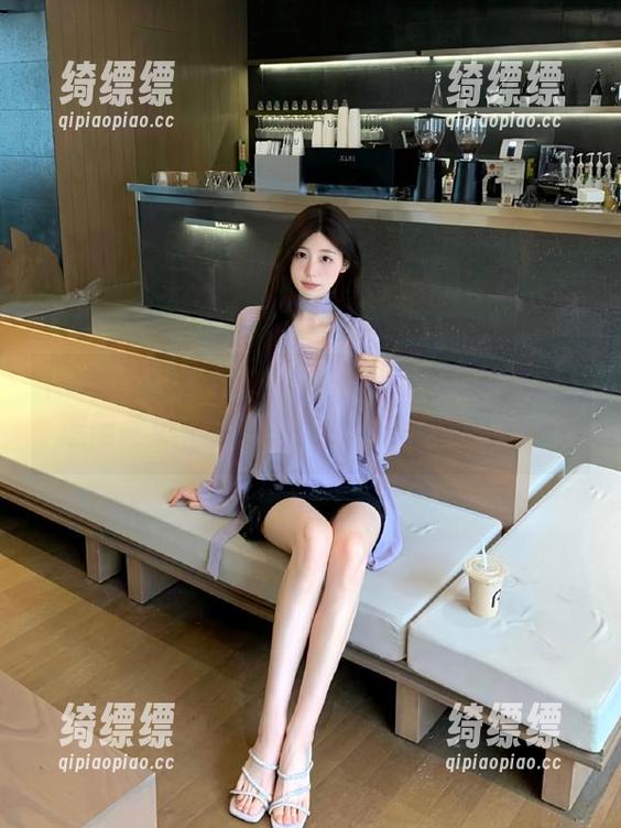 更新：小姑娘在www.17吃瓜悠闲吃瓜，结果...突然被瓜皮滑倒了！