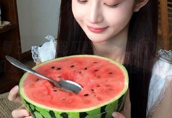 吃瓜群众抱团！51每日吃瓜发布的炸裂瓜果瞬间让你惊呆！