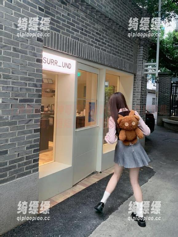 冲哥精选黑料：一条白线到黑线，短短几步的黑暗之旅。