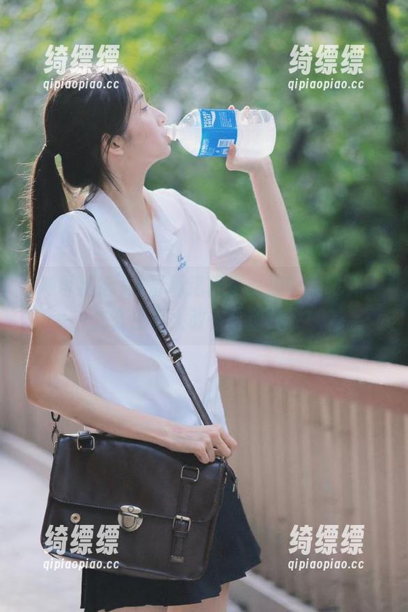 冲哥精选首页：黑料大曝光，怎么还有人敢在台前蹦跶？