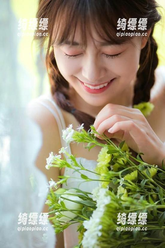 黑料网今日黑料，奉送永久不变的吃瓜套餐，流口水请自备！